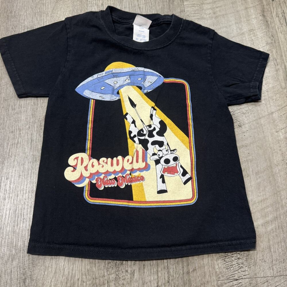 Alien Cow Abduction Roswell New Mexico Boys T-Shirt Size XS 5 Black Graphic Tee